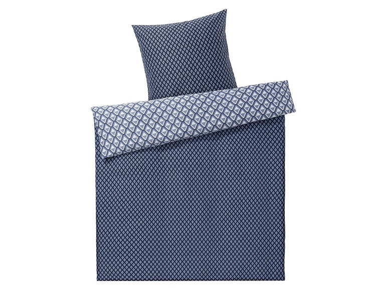 Blaue Bettwäsche mit geometrischem Muster.