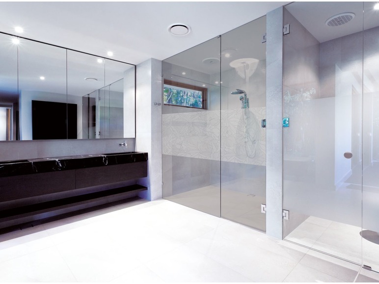 Modernes Badezimmer mit Doppelwaschbecken und Glasdusche.