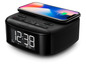 Ein schwarzer Philips Radiowecker mit einem Telefon auf der eingebauten Ladestation.