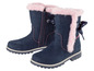 Zwei blaue Mädchen-Stiefel mit rosa Fell und Schleife.