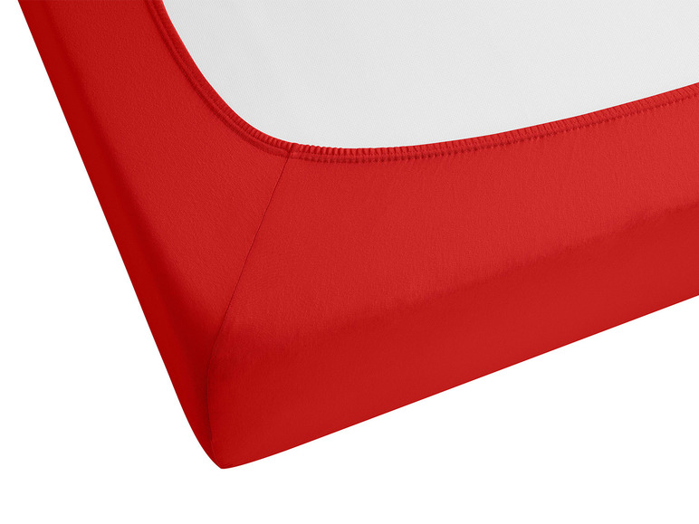 Rotes Spannbettlaken.