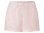 Rosa Shorts mit geometrischem Muster.