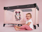 Ein rosafarbenes Dream N Play Reisebett mit Minnie Mouse Motiv.