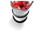 Ein Bosch Mixer mit roten Beeren und Eis.