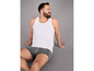 Mann in weißem Tanktop und grauen Boxershorts.