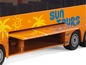Ein orangefarbener Sun Tours Bus mit Palmen und Sonne