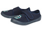 Blaue Kinderschuhe mit Klettverschluss und Auto-Druck.