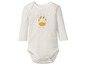 Ein weißer Babybody mit langen Ärmeln und einem Giraffen-Motiv.