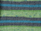 Gestreiftes Strickmuster in Grau, Grün und Blau.