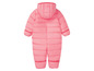 Ein rosa Winteroverall für Babys.