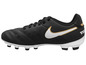 Schwarze Nike Fussballschuhe mit weißem Swoosh und goldenen Akzenten.