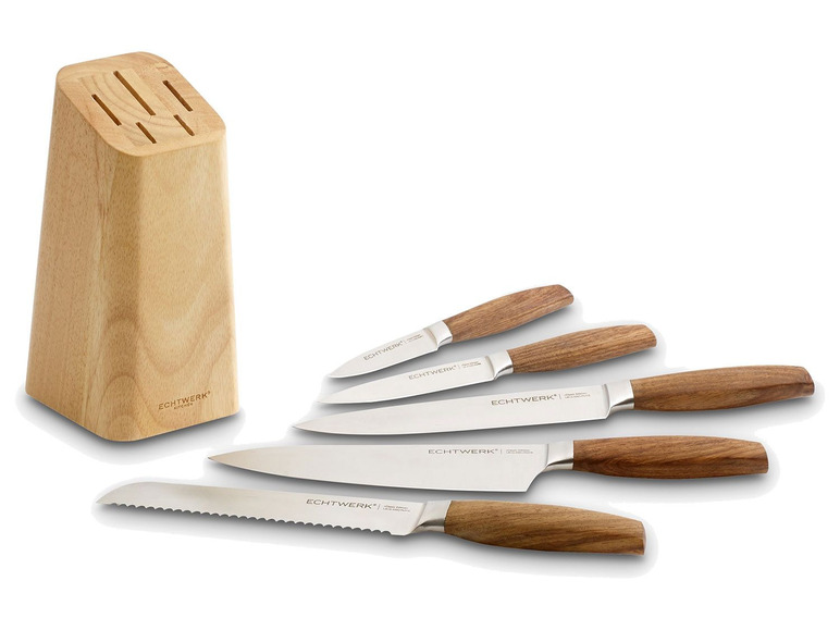 Ein Set aus fünf Messern mit Holzgriffen und einem Holz-Messerblock von Echtwerk.