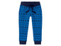 Blaue Jogginghose mit dunkelblauen Details und einem Muster aus Blumen und Karos.