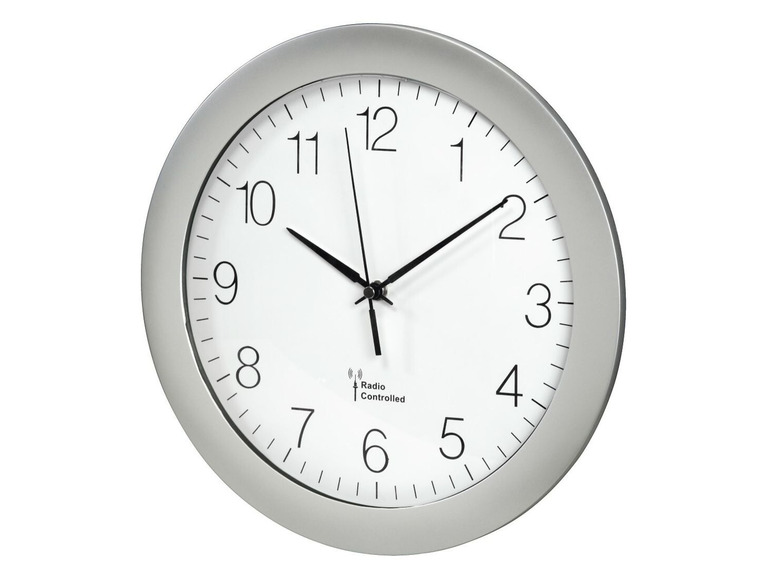 Eine silberne, radiogesteuerte Wanduhr.