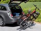 Zwei Fahrräder auf einem Fahrradträger an einem Auto.