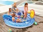 Kinder spielen in einem aufblasbaren Pool mit Oktopus und Seepferdchen.