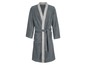 Ein grauer Bademantel mit weißen Streifen.