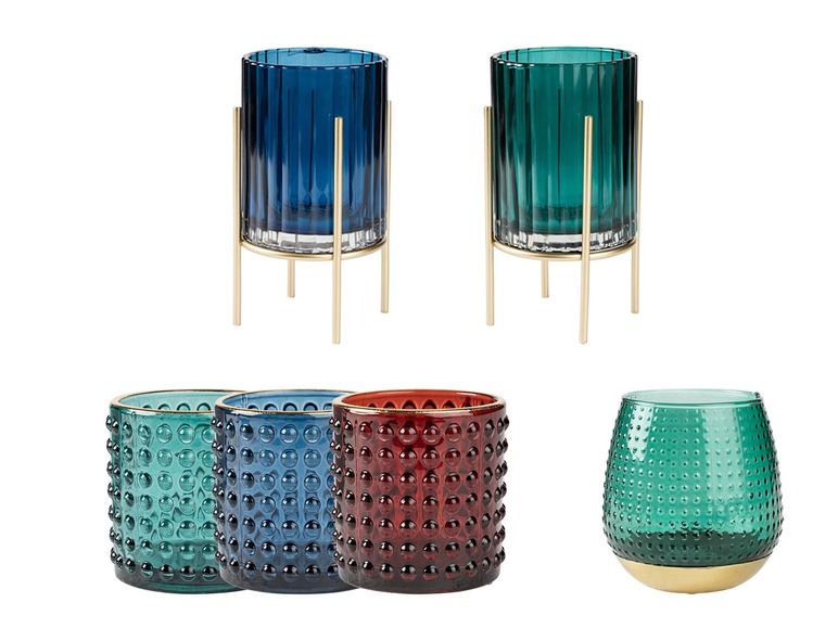 Zwei gläserne Kerzenhalter mit goldenen Ständern, drei Kerzenhalter aus Strukturglas.