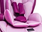 Ein rosa Autositz mit dem Osann-Markenlabel.