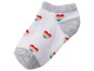 Weiße Socke mit grauem Rand und regenbogenfarbenen Herzen.