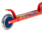 Ein roter Tretroller mit Cars-Motiv und einem transparenten Rad.