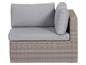 Graue Rattan-Ecksofa mit grauen Kissen.