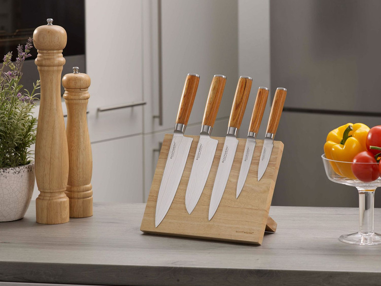 Ein Set Echtwerk Messer auf einem magnetischen Halter in der Küche.