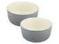Zwei graue Schüsseln mit weißem Innenraum.