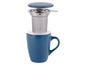 Eine blaue Tasse mit einem losen Tee-Infuser.