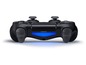 Ein schwarzer PlayStation 4-Controller mit blauem Lichtbalken.