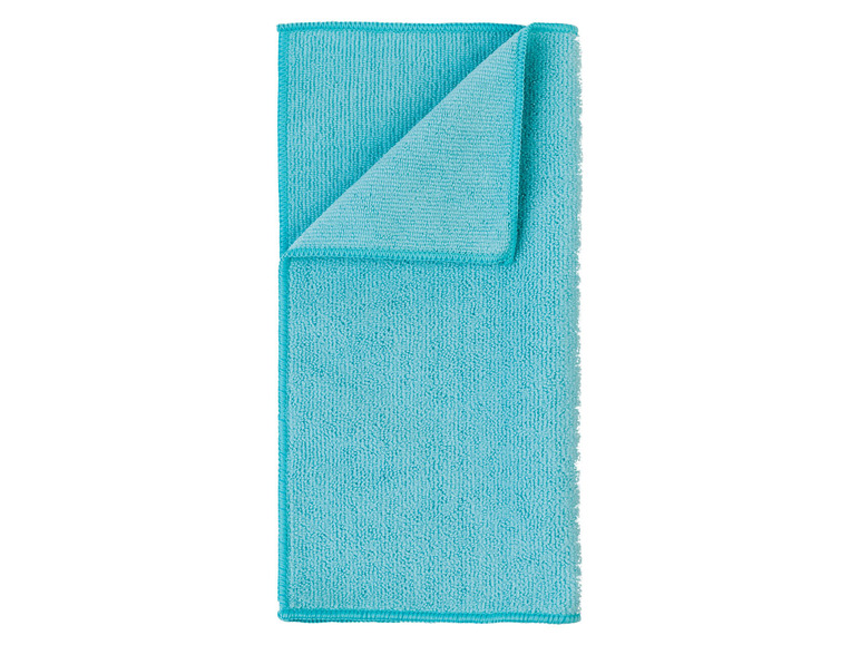 Ein blaues Mikrofasertuch zum Reinigen gefaltet.