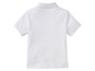 Weißes Poloshirt mit kurzen Ärmeln.