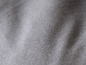 Nahaufnahme von weichem, grauem Stoff.