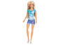Eine Barbie-Puppe mit blonden Haaren, einem blauen Oberteil mit Palmen und Jeans-Shorts.