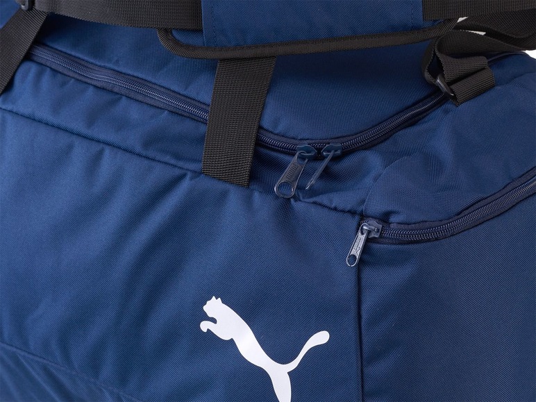 Eine blaue Puma Sporttasche mit Reißverschlüssen.