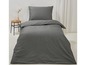 Dunkelgrauer Bettbezug mit passenden Kissenbezügen.