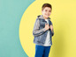 Ein Junge trägt eine Jeansjacke und blaue Hose.