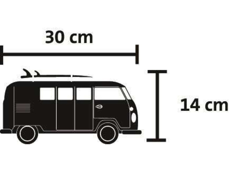 Schwarzweißbild eines Volkswagen-Busses mit Surfbrettern auf dem Dach.