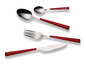 Eine Gabel, ein Messer und zwei Löffel mit roten Griffen.
