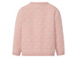 Ein rosa gestrickter Pullover mit weißen Punkten.