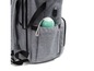 Ein grauer Rucksack mit einer Wasserflasche in einer Tasche.