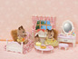 Sylvanian Families Spielzeug in einem rosa Schlafzimmer mit einem Bett, einem Schminktisch und einem Spiegel.
