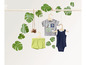 Ein graues Baby-T-Shirt mit Dschungelprint, ein dunkelblauer Strampler und eine hellgrüne Hose.