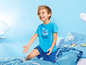 Junge in einem Smurf-Pyjama mit blauem T-Shirt und Shorts.