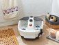 Ein Medisana Fußbad mit Blasen im Badezimmer mit Accessoires.