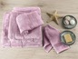 Lila Handtücher und Badetücher in einem Badezimmer-Set.