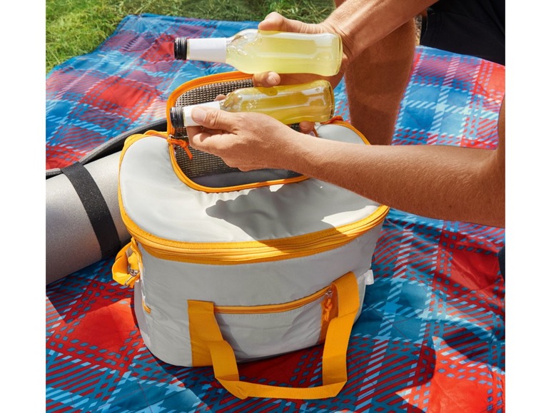 Gehe zu Vollbildansicht: CRIVIT® Picknickdecke, 2 x 2 m, mit Klettverschluss, Schultergurt, Tragegriff - Bild 12