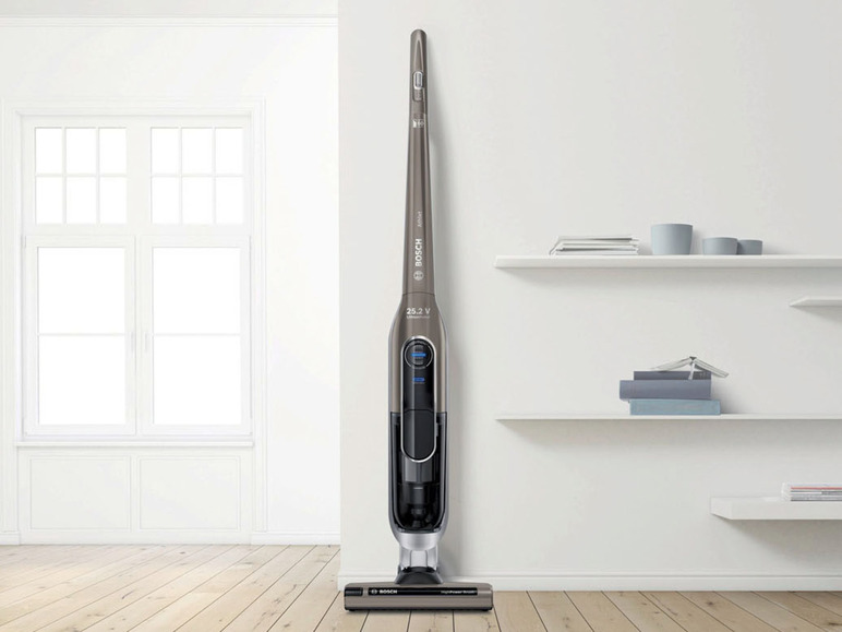 Ein Bosch Akku-Staubsauger in einem hellen Raum.