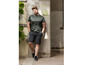 Mann in Tarnmuster-T-Shirt und Shorts