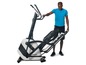 Ein Mann bewegt einen Horizon Andes 9i Crosstrainer.